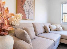 Contemporary 4BR Logan Reserve Home with Parking & Open Living, hotel em Buccan