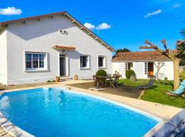 Gite 10pers, Piscine couverte, CRITEUIL,Charente, hotel i Ambleville