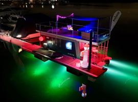 NEON Bigigio House Boat, hotel with hot tubs in Lisanza