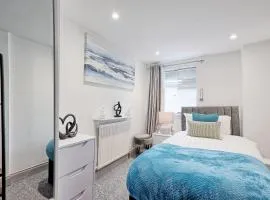 Spacious 4-Bedrooms - Family - Contractor - Parking - Super Fast Speed Wi-Fi - Sleeps 5 - CLARK PROPERTY ESTATES