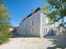 Demeure 13 Personnes Au Centre Ville De Ruffec, hotel in Ruffec