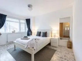 Peaceful location with FREE parking for 2 cars - hosts up to 4- business or leisure stays, inc hot-tub-Netflix-complimentary breakfast