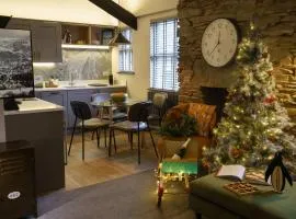 Spacious - Contemporary 2BR Apartment - Central Ambleside - Parking