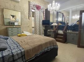 Master Suite with Kingsize Bed and Ensuite, hotel in Senglea