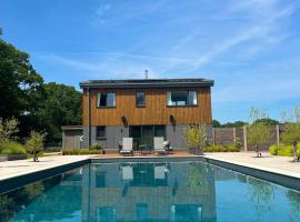 Large Heated Pool with Countryside Views, hotel v destinaci Cowfold