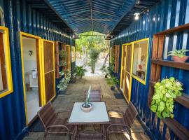 Container Azul na beira do rio e a poucos metros do mar, ξενοδοχείο σε Belmonte