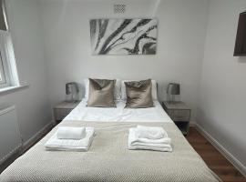 Woodfield Cottage Crawley 3 BR,Parking,Wifi,Garden, nearby Gatwick Airport, Contractor friendly, temporary relocations, business travellers, families, hotel en Crawley