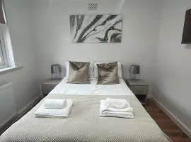 Woodfield Cottage Crawley 3 BR,Parking,Wifi,Garden, nearby Gatwick Airport, Contractor friendly, temporary relocations, business travellers, families