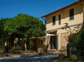 Podere la Botte, Pool, Lari, hotel a Lari