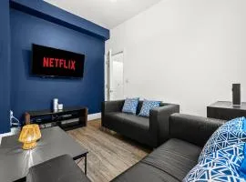 Modern & Spacious, 4BR 4Bath, Parking, Sleeps 8