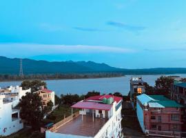 Ganga River cozy stay by The Nirvanaa blues, hotel a Rishikesh