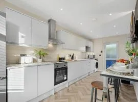 Contractor House 5 Bed 5 Bath with Off Road Parking