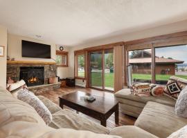 Luxury Lake Condo Walk to Downtown, hotelli kohteessa Grand Lake