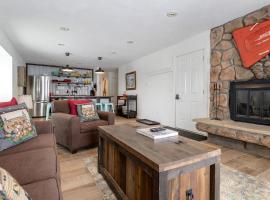 Charming 2BR Fraser Escape Fireplace Trails Resort Nearby, hotel a Fraser