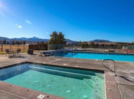 Fraser 3BR Condo with Pool and Hot Tub, hotel en Fraser