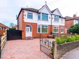 3 Bedroom Free Parking Hale Home, hotel in Hale