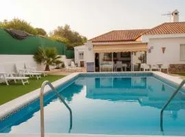 Chalet de Lujo con Piscina Privada cerca de Sevilla