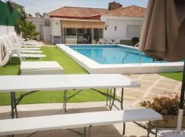 Chalet de Lujo con Piscina Privada cerca de Sevilla