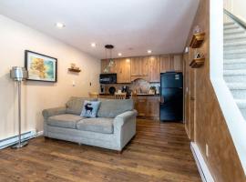 Winter Park Condo with Fireplace and Mountain Views, Hotel in Winter Park