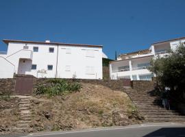 Aparthotel l'Heretat, serviced apartment in Cadaqués