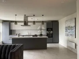 Beautiful 2-Bath, 2-Bedroom Apartment in Chigwell - CHCL F6