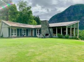 Historic Cabin By Lærdal River，位于特纽尔的酒店