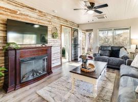 2 Mi to Clear Lake Pet-Friendly Lakeport Retreat!, ξενοδοχείο σε Lakeport