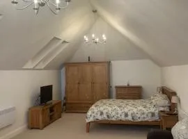 Charming King Bed Ensuite Studio in Peaceful West Challow
