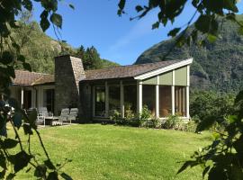 Historic Cabin By Lærdal River, haustierfreundliches Hotel in Tønjum