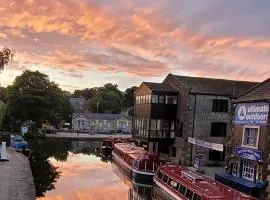 Spinners View - NEW Renovated Apartment - Central Skipton & Parking