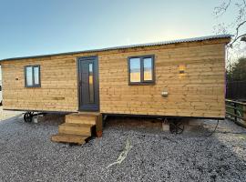 Stately Stables Camping Site, hotel in Winslow