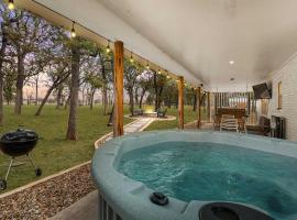 Baron's Bungalow - Hot Tub & Fire Pit, Hotel in Fredericksburg