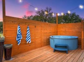 Lyndon's Lodge - Hot Tub & Fire Pit, Hotel in Fredericksburg
