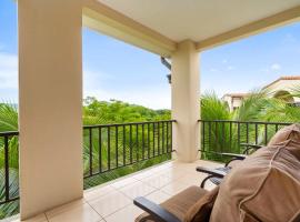 Renovated Condo in High-End Resort Community with Spectacular Mountain Views, Modern Design, and Beach Club Access, viešbutis mieste Coco