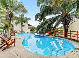 Colorful & Private 2-Bedroom Condo Just a Short Walk from the Beach, hotel em Coco
