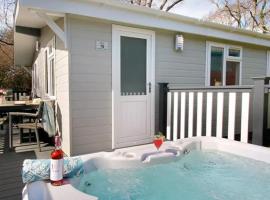 Forest Edge 3 Bedroom Superior Lodge with Hot Tub, hotel i Saint Leonards