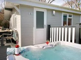 Forest Edge 3 Bedroom Superior Lodge with Hot Tub