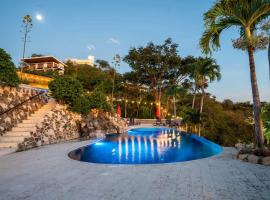 Stunning Mountaintop Property with Stylish Main Home, Private Guesthouse & Infinity Pool, hotel v destinaci Santa Cruz