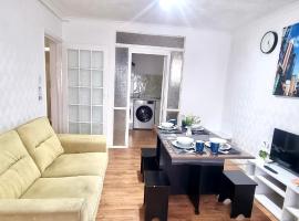 Friendly family apartment comfort sleep 6 close to tube bus airport, hotel in Barking