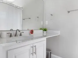 Landing Chic 1BD Tennis Court Pool