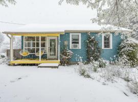Well-equipped Lakeshore Getaway Hottubpdlboard，位于Cayuga的酒店