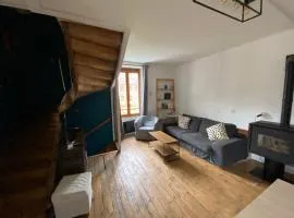 La maison à la porte bleue