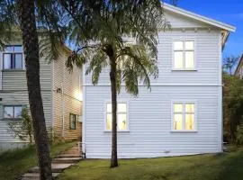 Skyline Urban - Entire Apartment with View, Netflix, Nespresso, and Street Parking