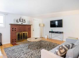 Spacious 4 bedroom home with large yard、Waylandのホテル