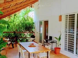 Quédate Aquí También