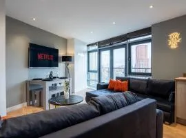 2BR City Flat - Sleeps 8 - Balcony With View