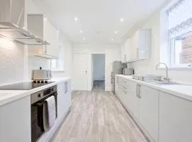 3 Bed House, Free Parking, Garden