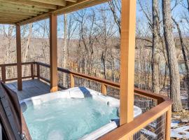 Cozy, Luxurious Fox Den in the Shenandoah Valley, hotel in Oak Hill
