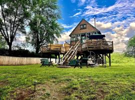 Intimate Riverside Treehouse Cabin Escape, Hot Tub, Mountains, and Starlit Nights, מלון בלוראיי