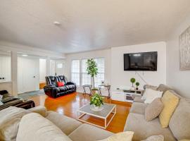 Home 1 Mi to UC Riverside Families Welcome!, hotel v destinaci Riverside Junction